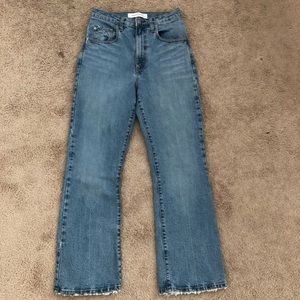 Super cute! High waisted jeans! Never worn
